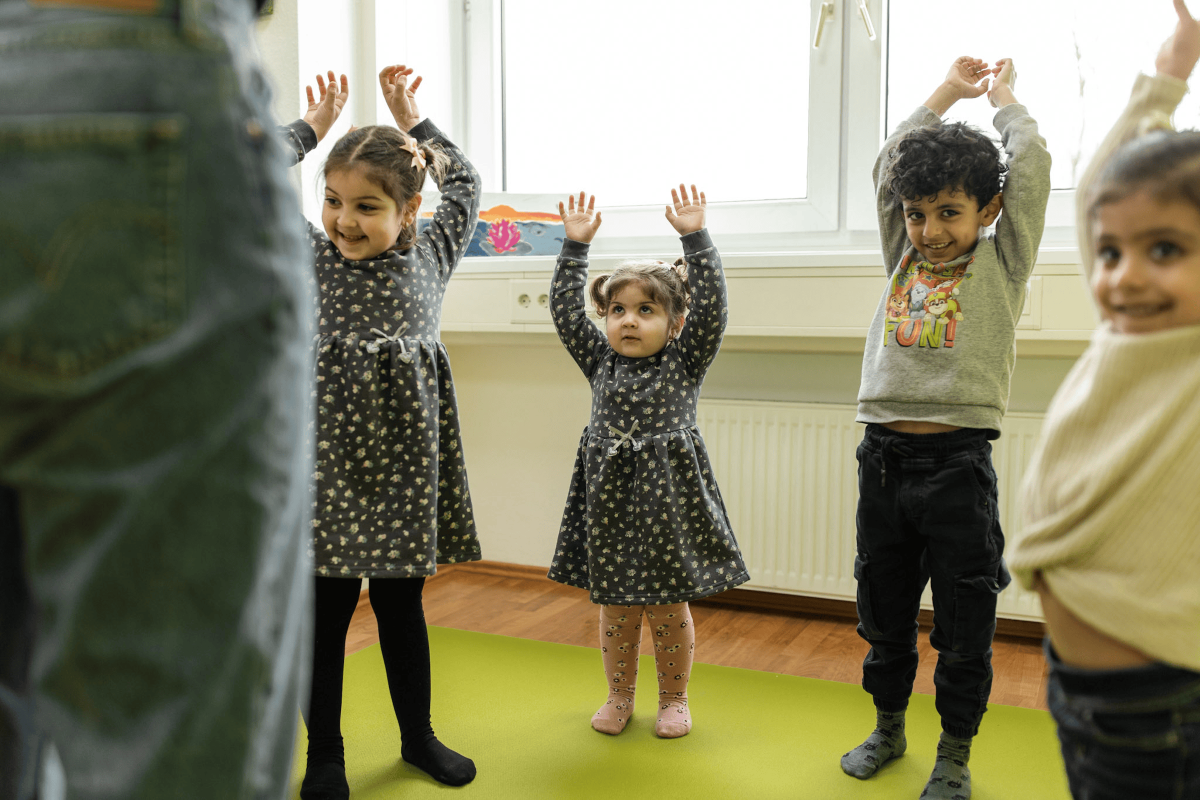 Kinder bei Bewegungsübungen