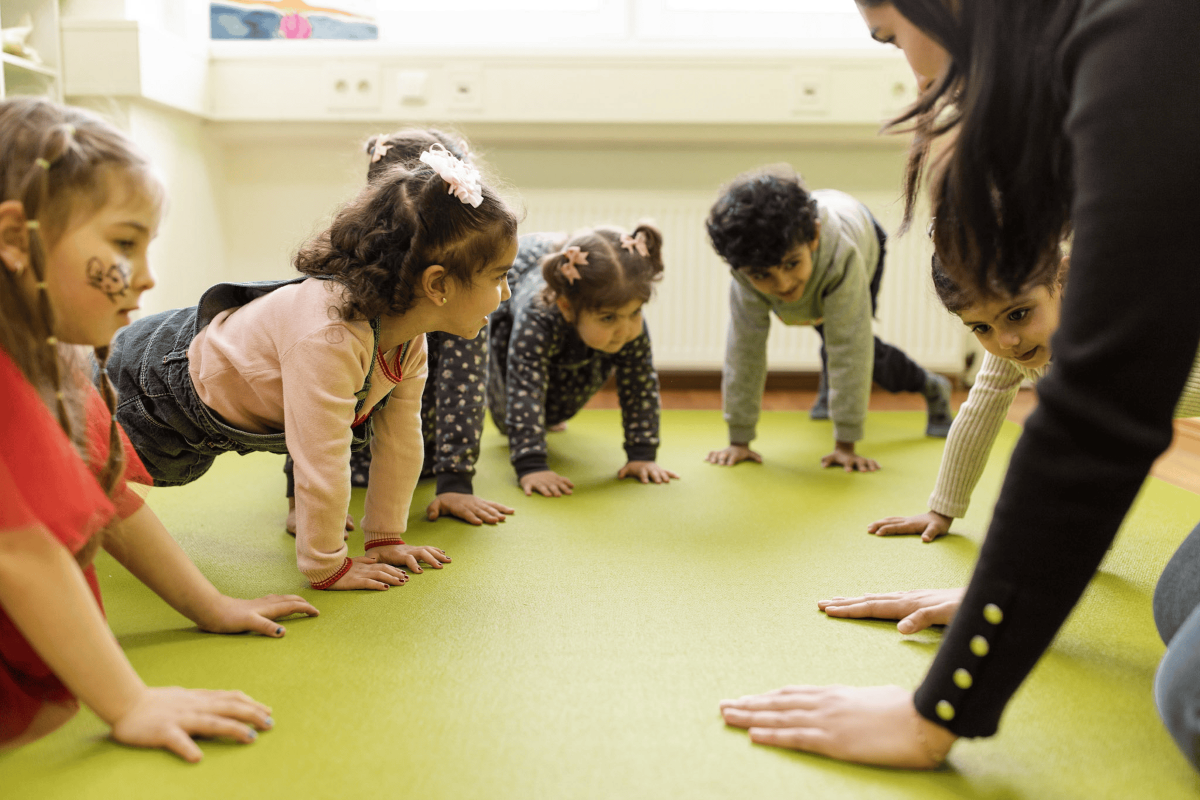 Kinder beim gemeinsamen Training